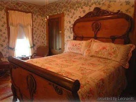 The Lion And The Rose Bed & Breakfast Whitefield Стая снимка