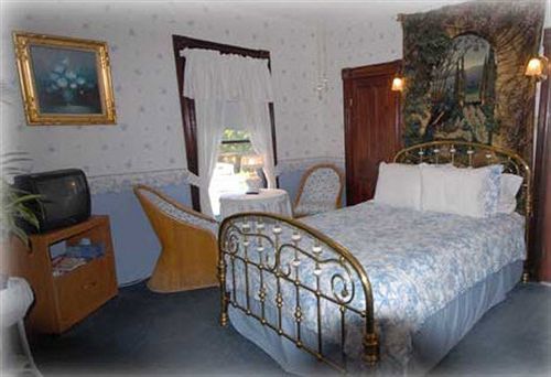 The Lion And The Rose Bed & Breakfast Whitefield Екстериор снимка