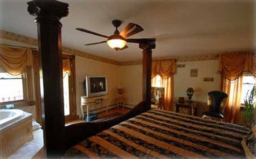 The Lion And The Rose Bed & Breakfast Whitefield Екстериор снимка